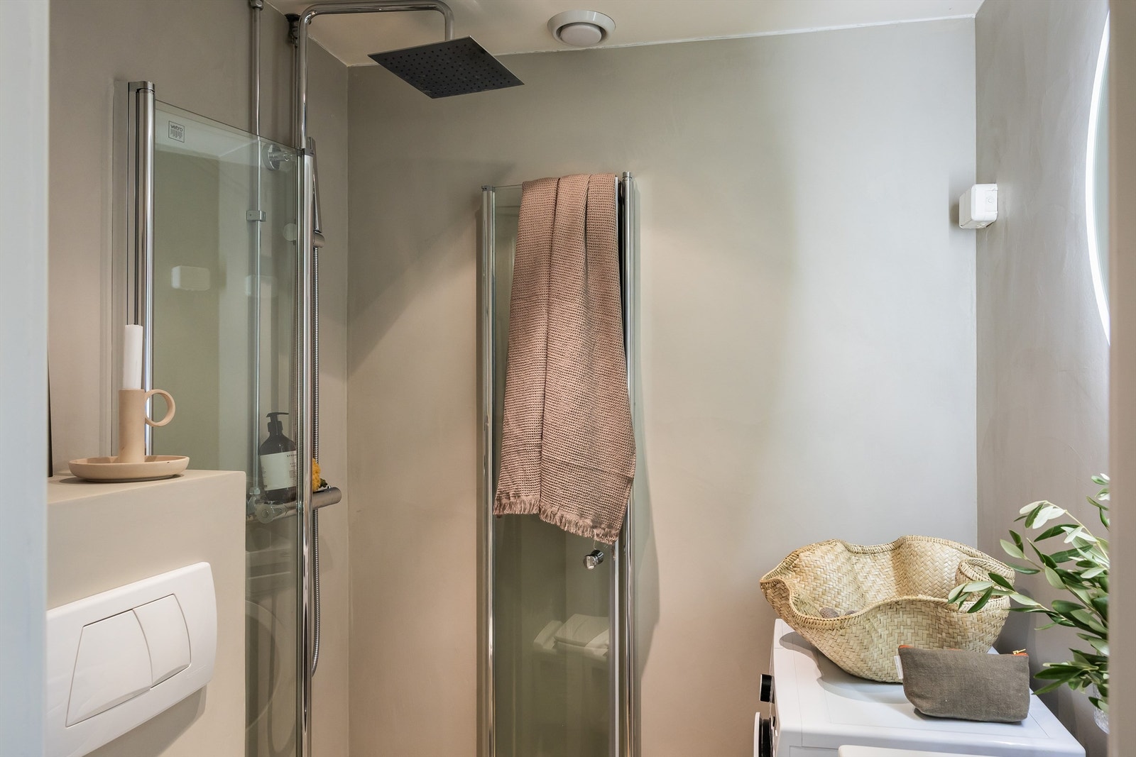 Badet ble oppgradert i 2023 og har lekker microsement på gulv og vegger, med elektriske varmekabler i gulvet. Galleribilde