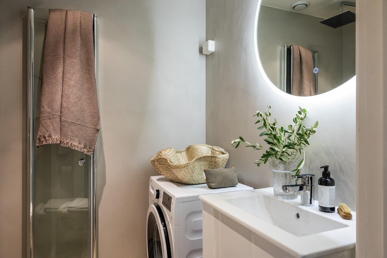 Det er både plass og opplegg for vaskemaskin og tørketrommel. Galleribilde