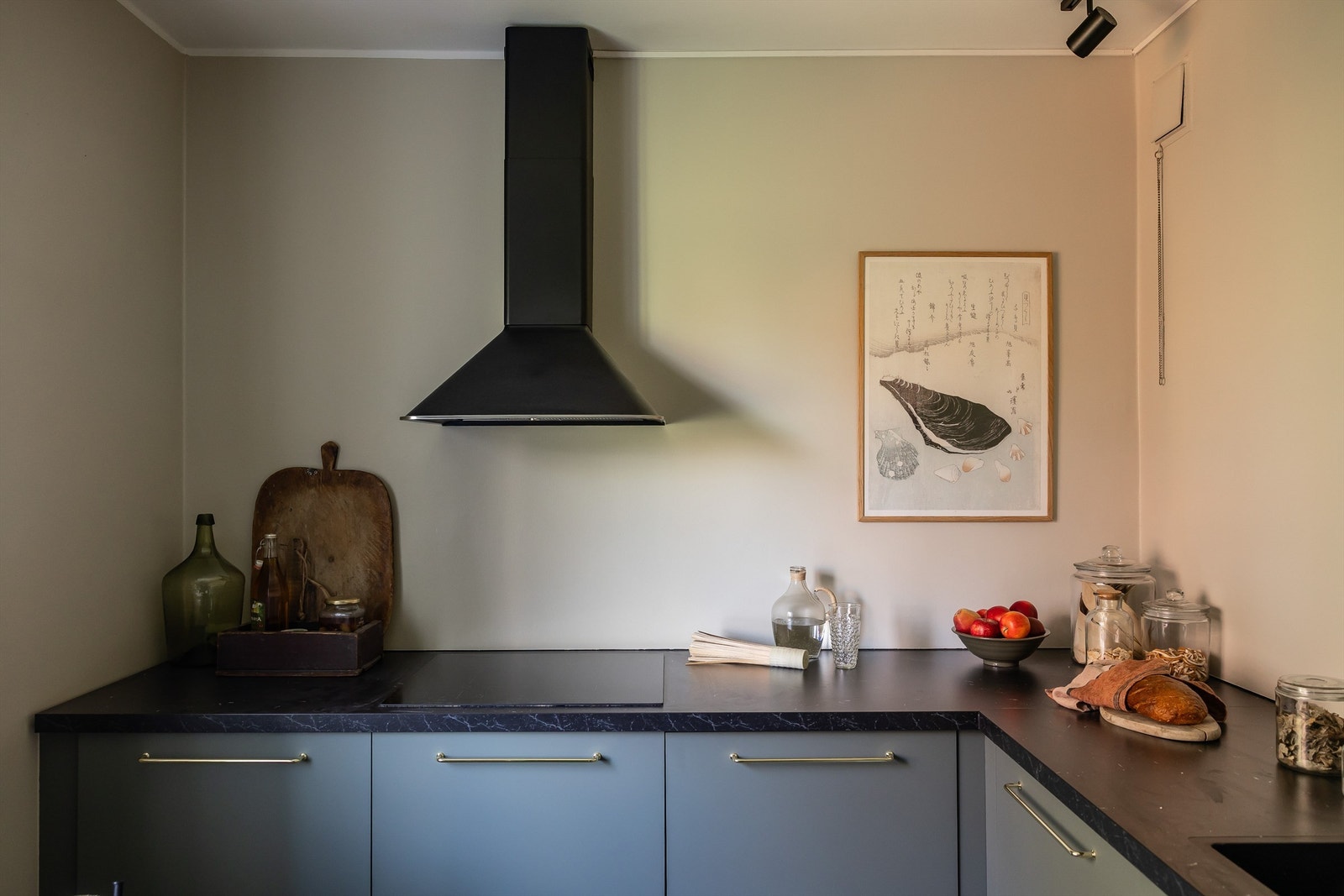 Hvitevarene er sømløst integrert i innredningen og består av stekeovn, induksjonstopp, oppvaskmaskin, kjøleskap med frys og mikroovn. Galleribilde