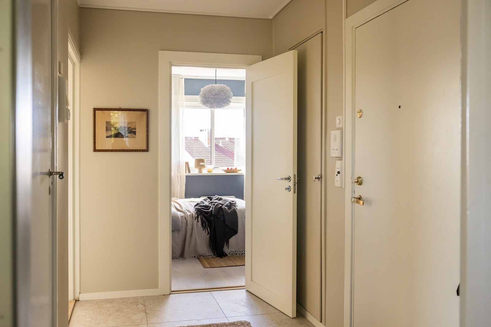 Det er god plass til å henge fra seg yttertøy og sko i en praktisk, skjult garderobeløsning. Galleribilde