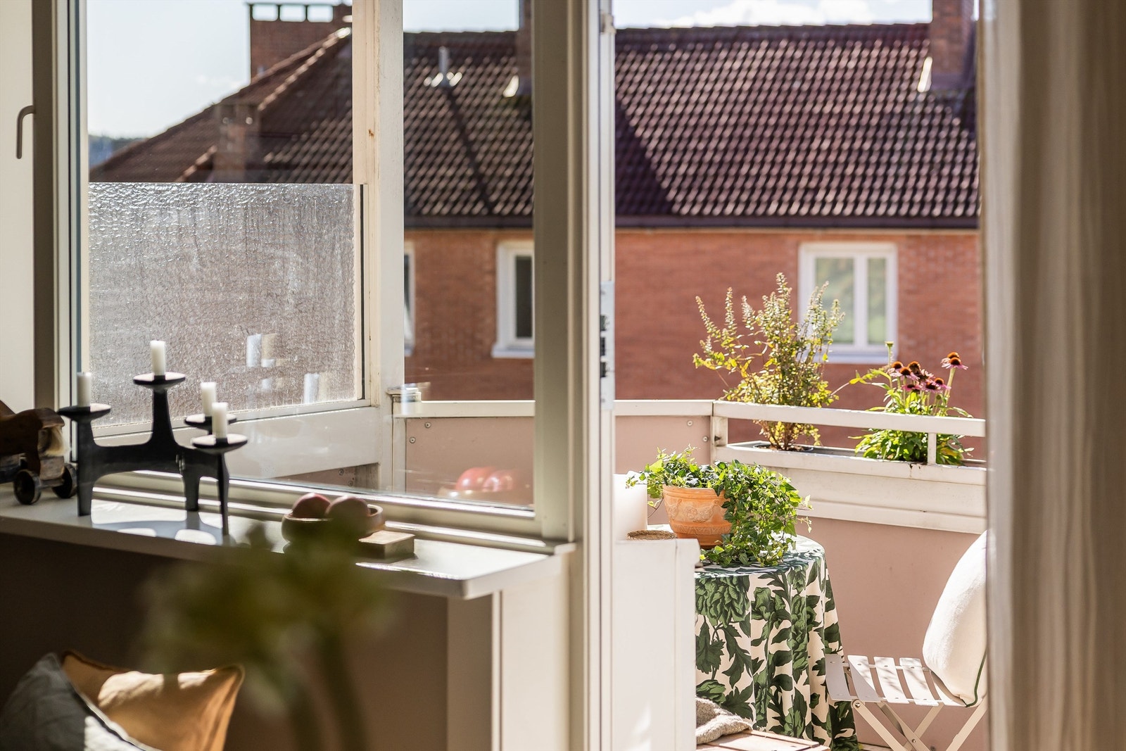 Herfra er det også utgang til boligens sjarmerende balkong. Galleribilde