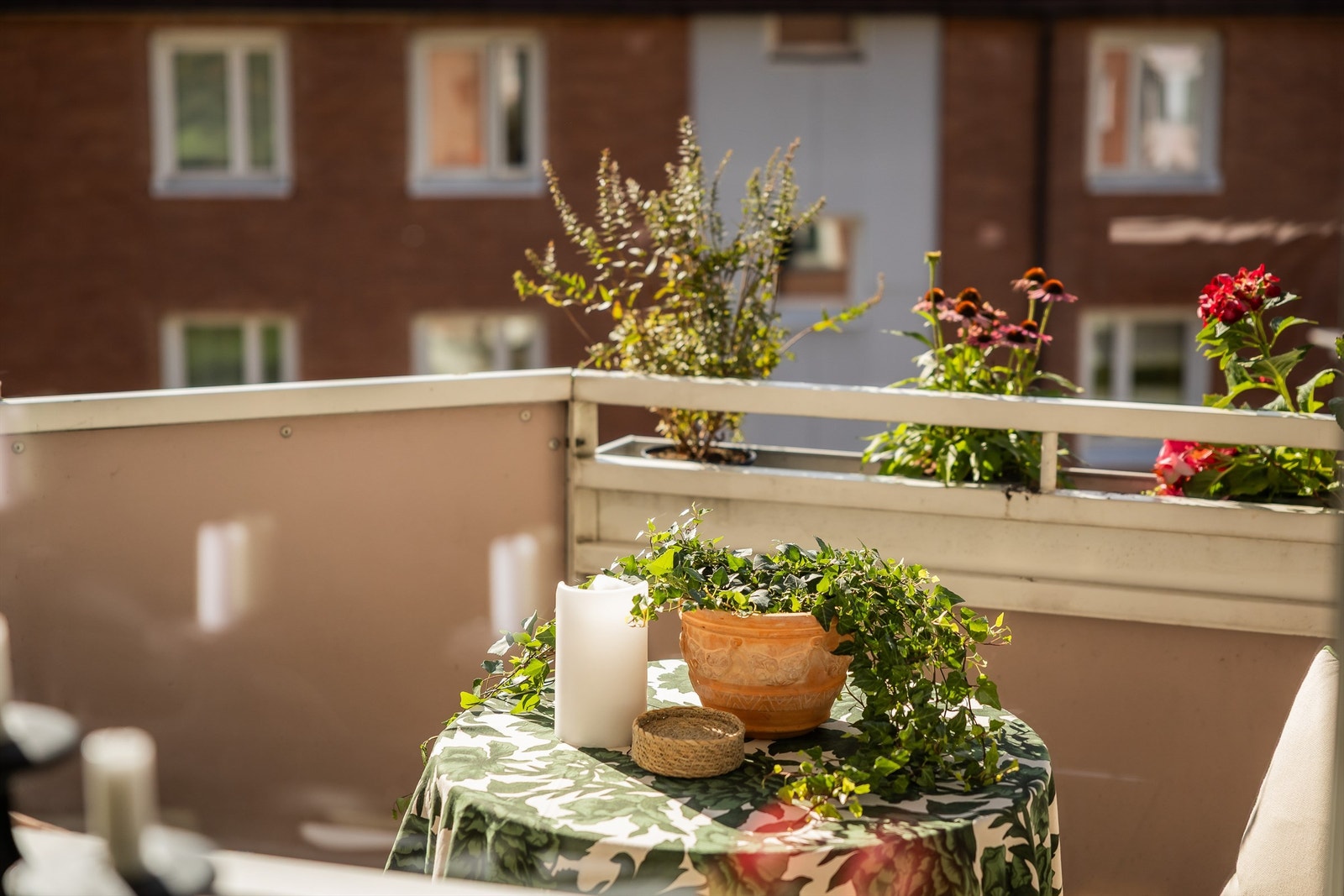 Balkongen har gode solforhold med sol store deler av dagen, og har et frodig og grønt utsyn. Galleribilde