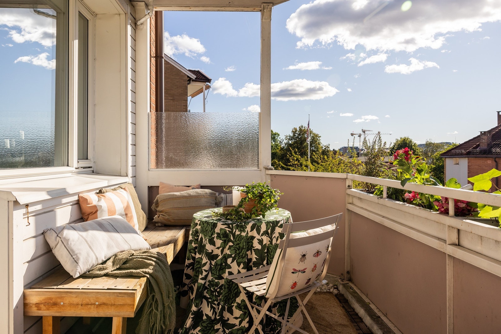 Plassen er perfekt for å nyte årets varmere dager, og er en fin forlengelse av stuen. Galleribilde