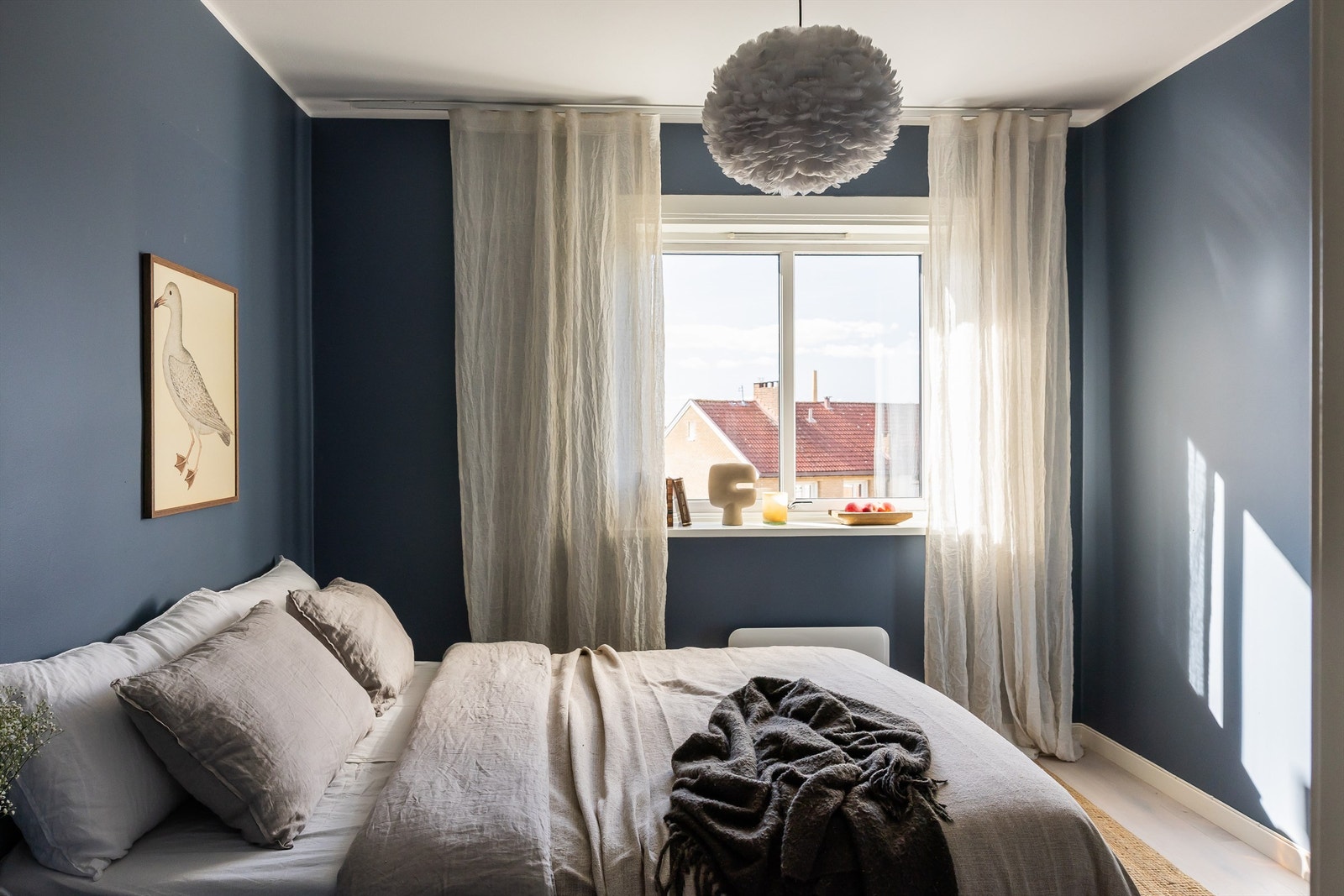 Boligens andre soverom er også av god størrelse med plass til dobbeltseng og nattbord. Galleribilde