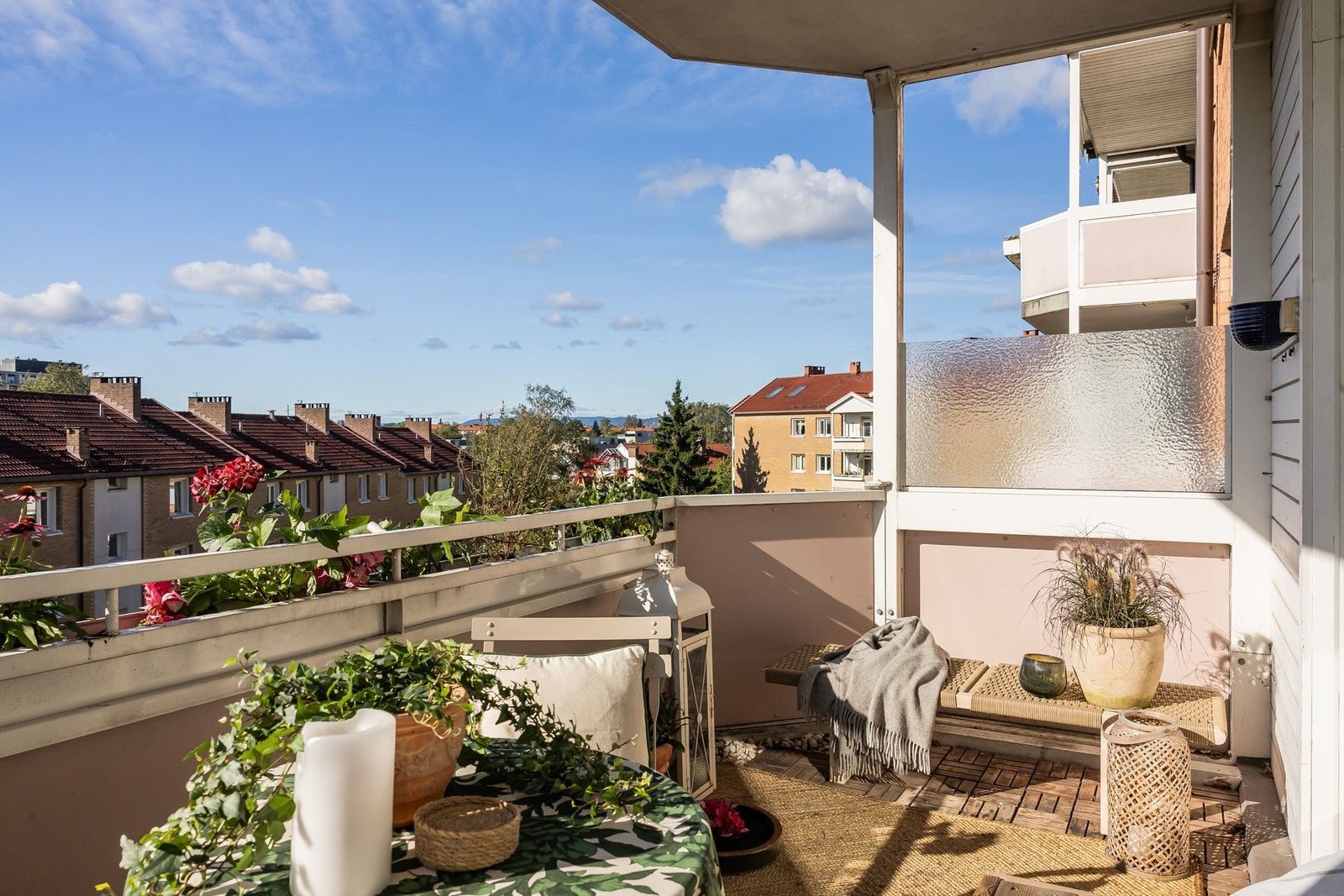 En lekker og innbydende 3-roms leilighet med attraktiv beliggenhet, solrik balkong og gjennomgående planløsning. Galleribilde