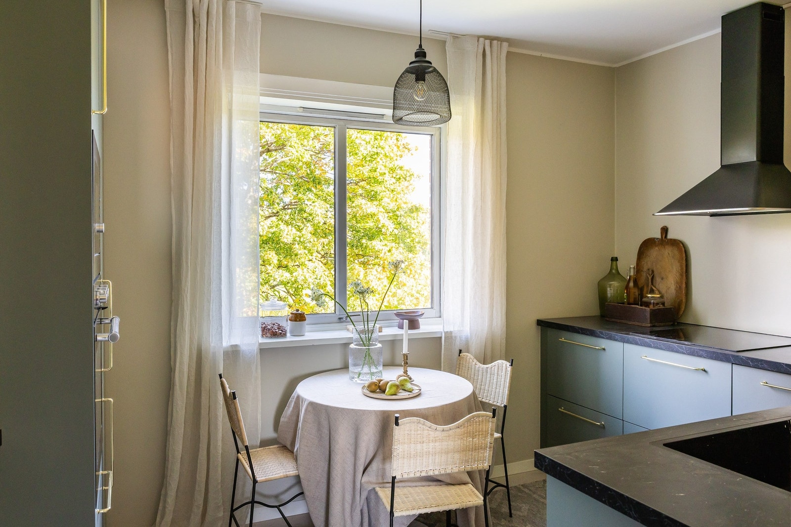 Kjøkkenet er holdt i et separat rom, og er en skjermet sone for matlagingen. Galleribilde