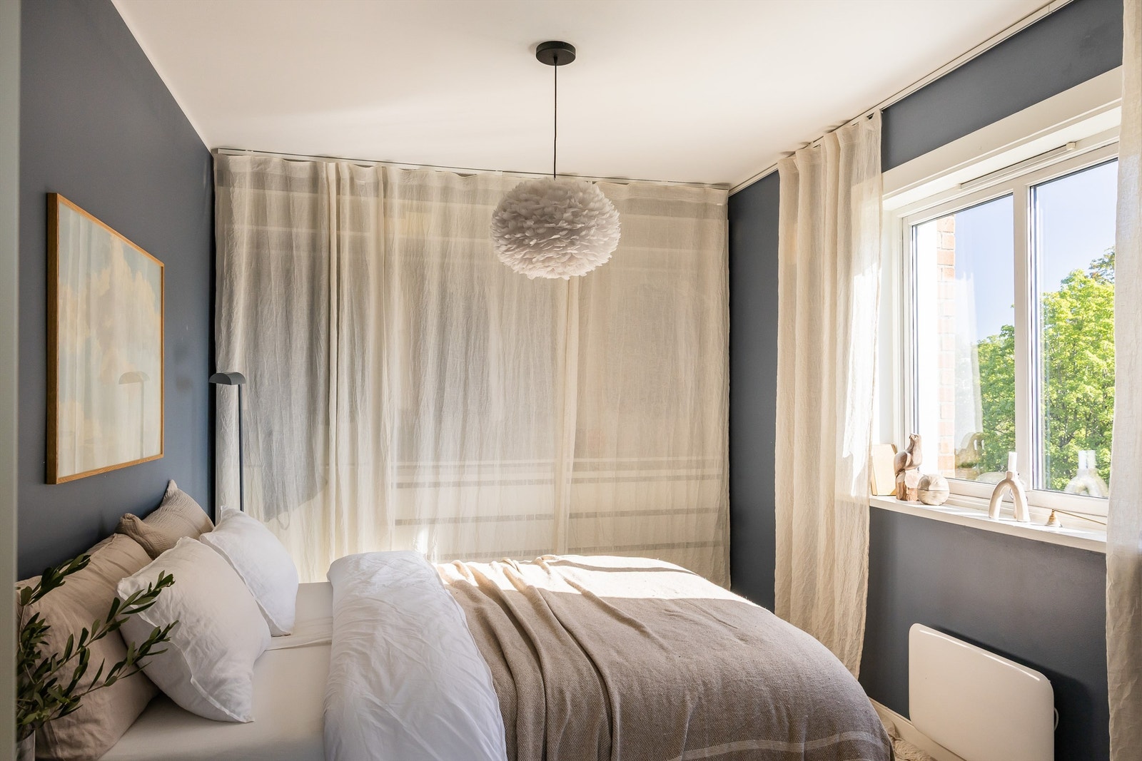 Hovedsoverommet er av god størrelse med plass til dobbeltseng og tilhørende nattbord. Galleribilde