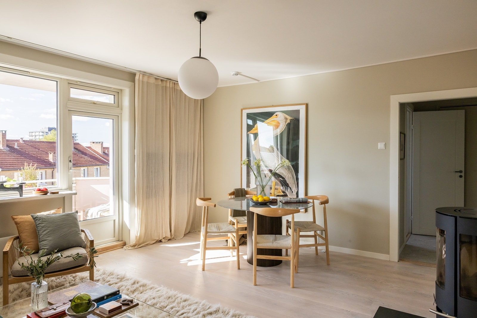 De store vindusflatene slipper inn rikelig med naturlig dagslys og skaper en åpen og luftig atmosfære i rommet. Galleribilde