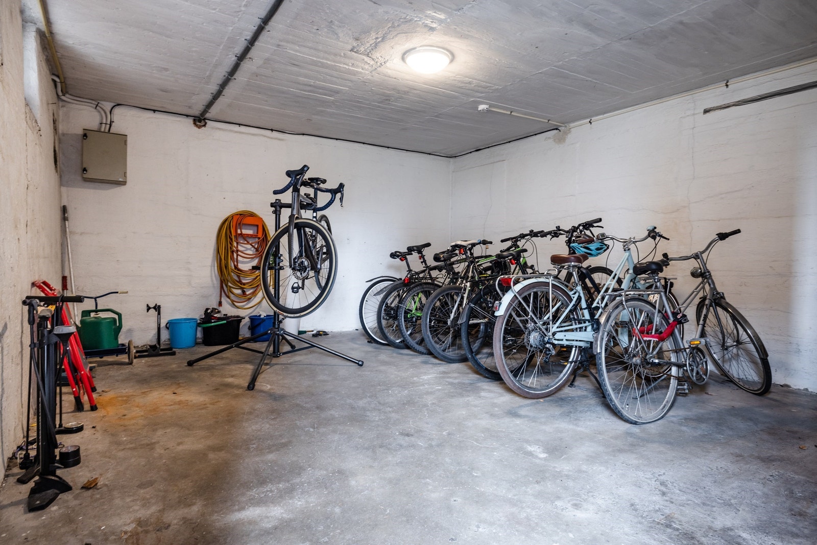 I oppgangen er det en stor felles sykkelbod for beboerne. Galleribilde