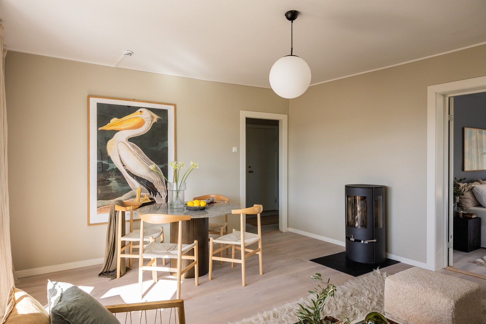 I stuen er det også en naturlig plass for å innrede med et spisebord der venner og familie kan inviteres på middagsselskaper. Galleribilde