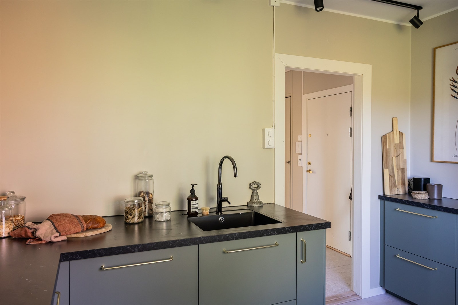 Det er rikelig med oppbevaringsplass i både skuffer og skap, og den store benkeplaten gjør det enkelt å diske opp lekre retter. Galleribilde