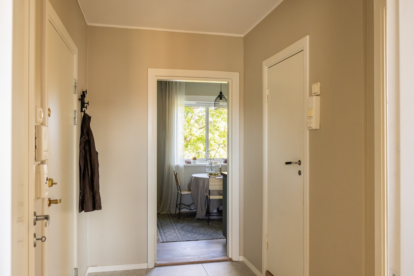 Velkommen inn! Entréen er lys og innbydende og gir et umiddelbart godt førsteinntrykk. Galleribilde