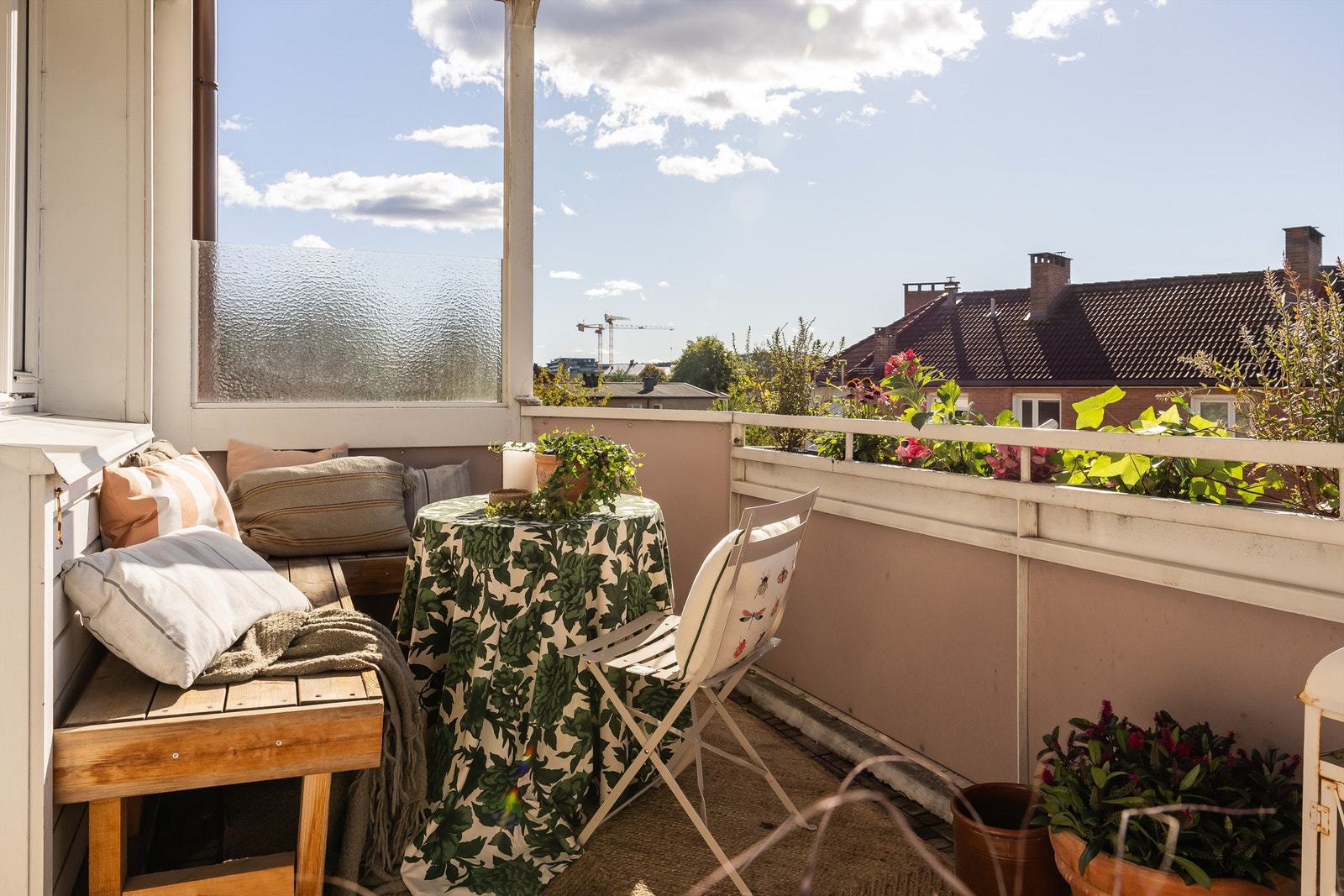 Balkongen er av god størrelse med plass til å møblere med ønsket utemøblement. Galleribilde