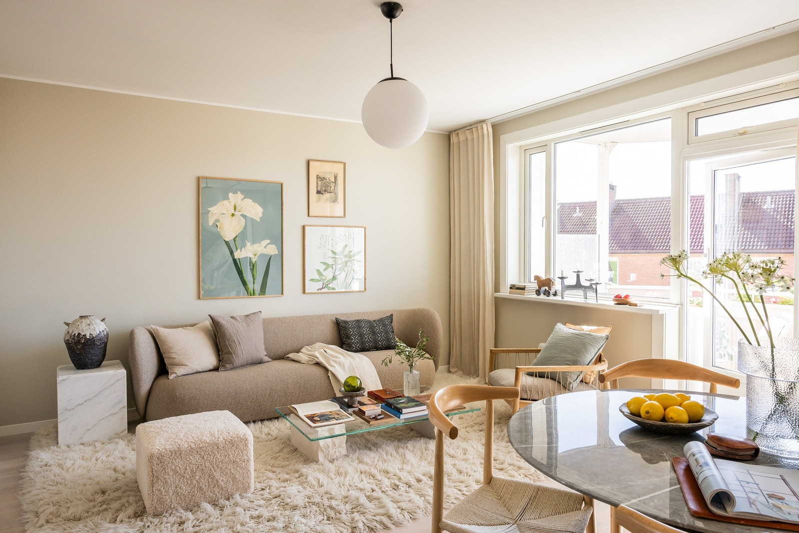 Stuen er lys og luftig med god plass til å møblere med sofa, salongbord og TV-seksjon. Galleribilde