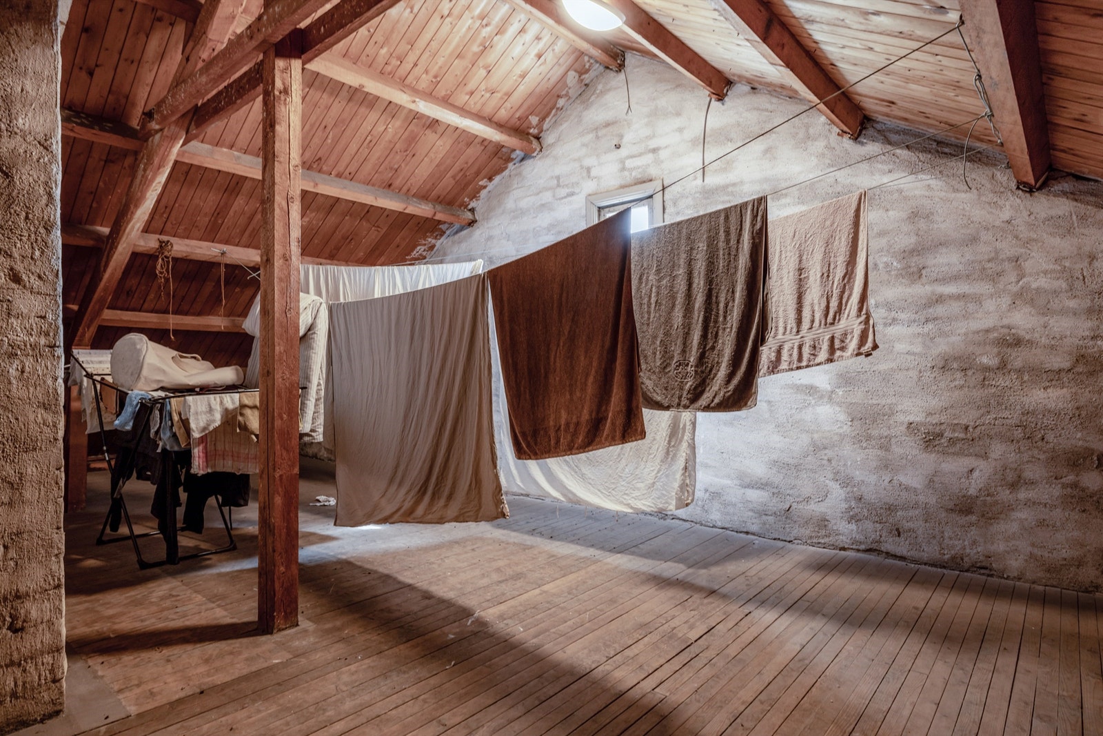 Det er for øvrig fellesvaskeri i oppgangen, hvor det også er plass til å henge opp vasken. Det er også godt med oppbevaringsmuligheter i 3 boder til disposisjon, 2 stk i 1. etasje på henholdsvis 1,4 og 3 m² og loftsbod med 7 m² gulvareal. Galleribilde