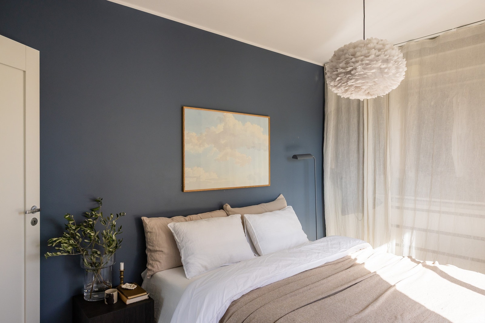 Her får du rikelig med oppbevaringsplass i en praktisk garderobeløsning som gjør det enkelt å holde orden i hverdagen. Galleribilde