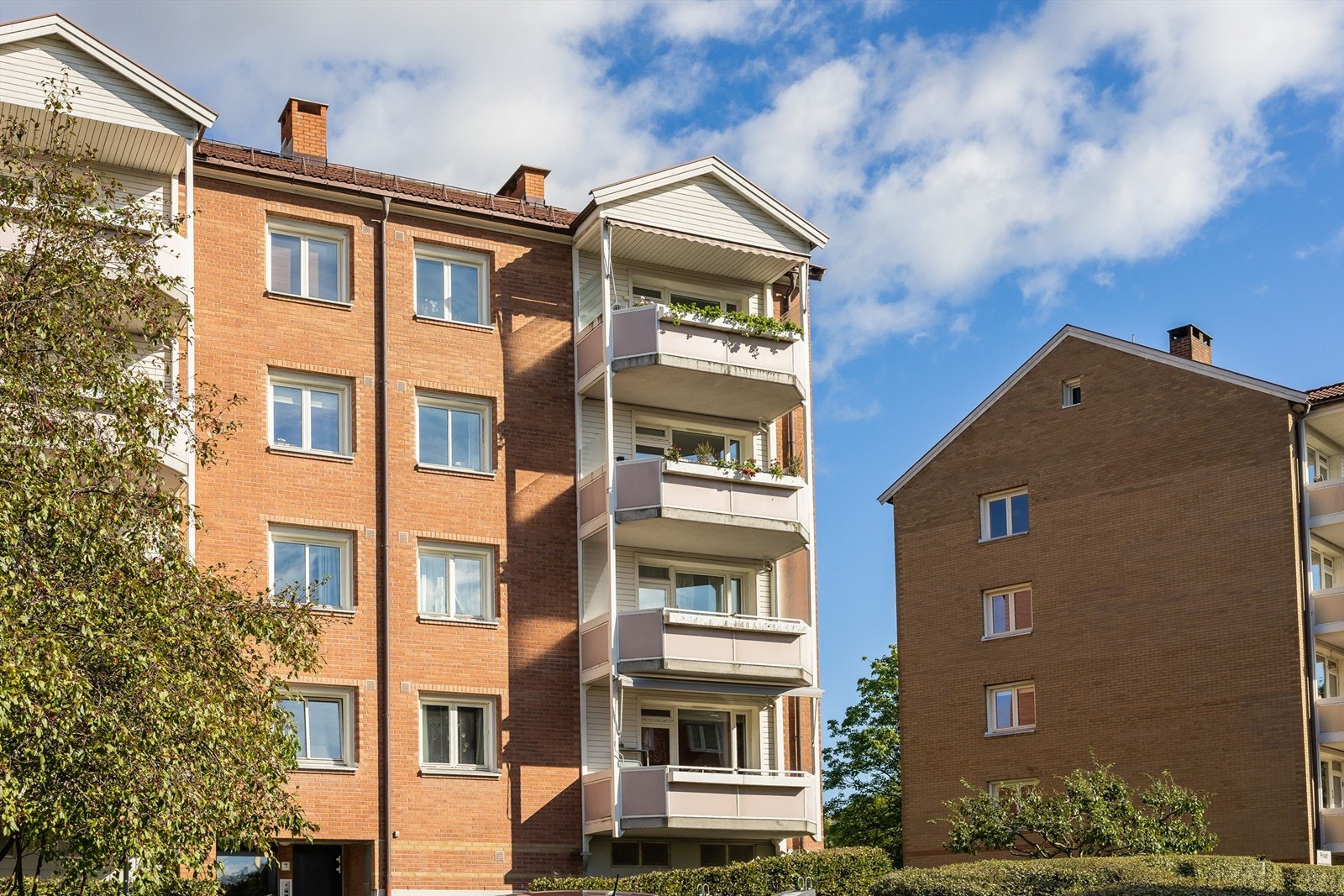 Her bor du i et veletablert borettslag med godt naboskap, nærhet til det du har behov for i hverdagen og grønne og frodige omgivelser. Galleribilde