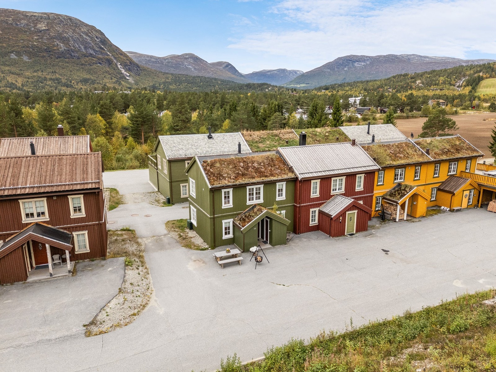 Eiendommen ligger i et etablert hytteområde på Bjorli med kort vei til natur. Galleribilde