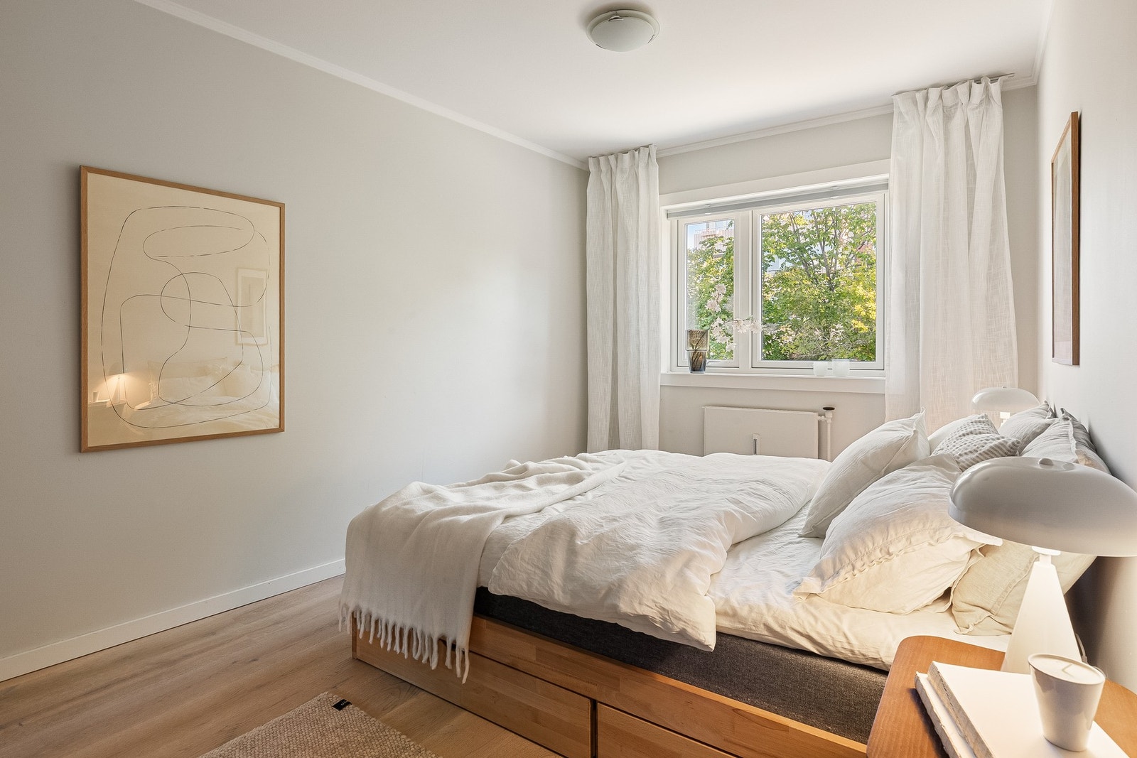 God plass til stor dobbeltseng, nattbord og annet møblement. Galleribilde