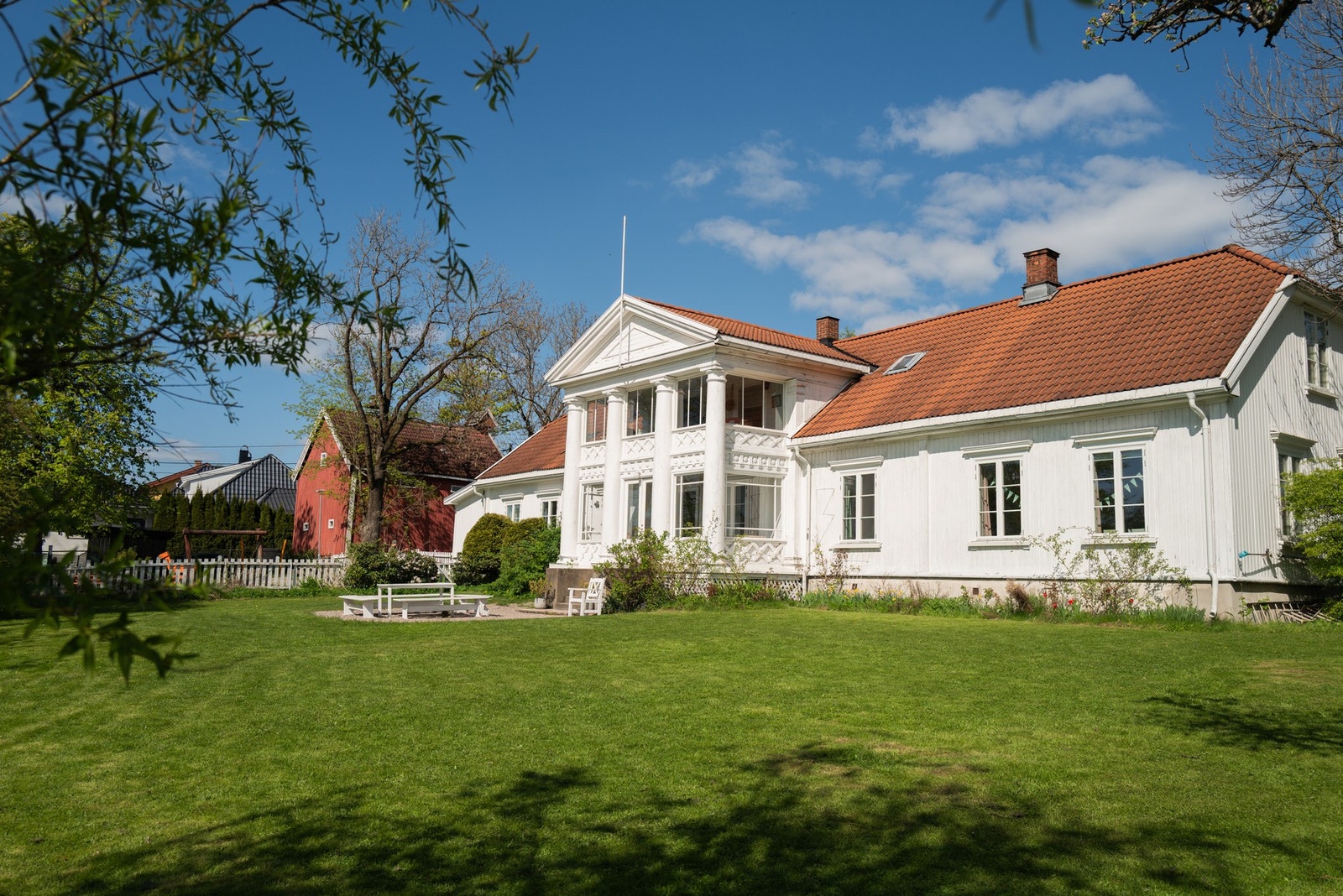 Disen gård, perfekt for unge kunstnere og festligheter. Galleribilde