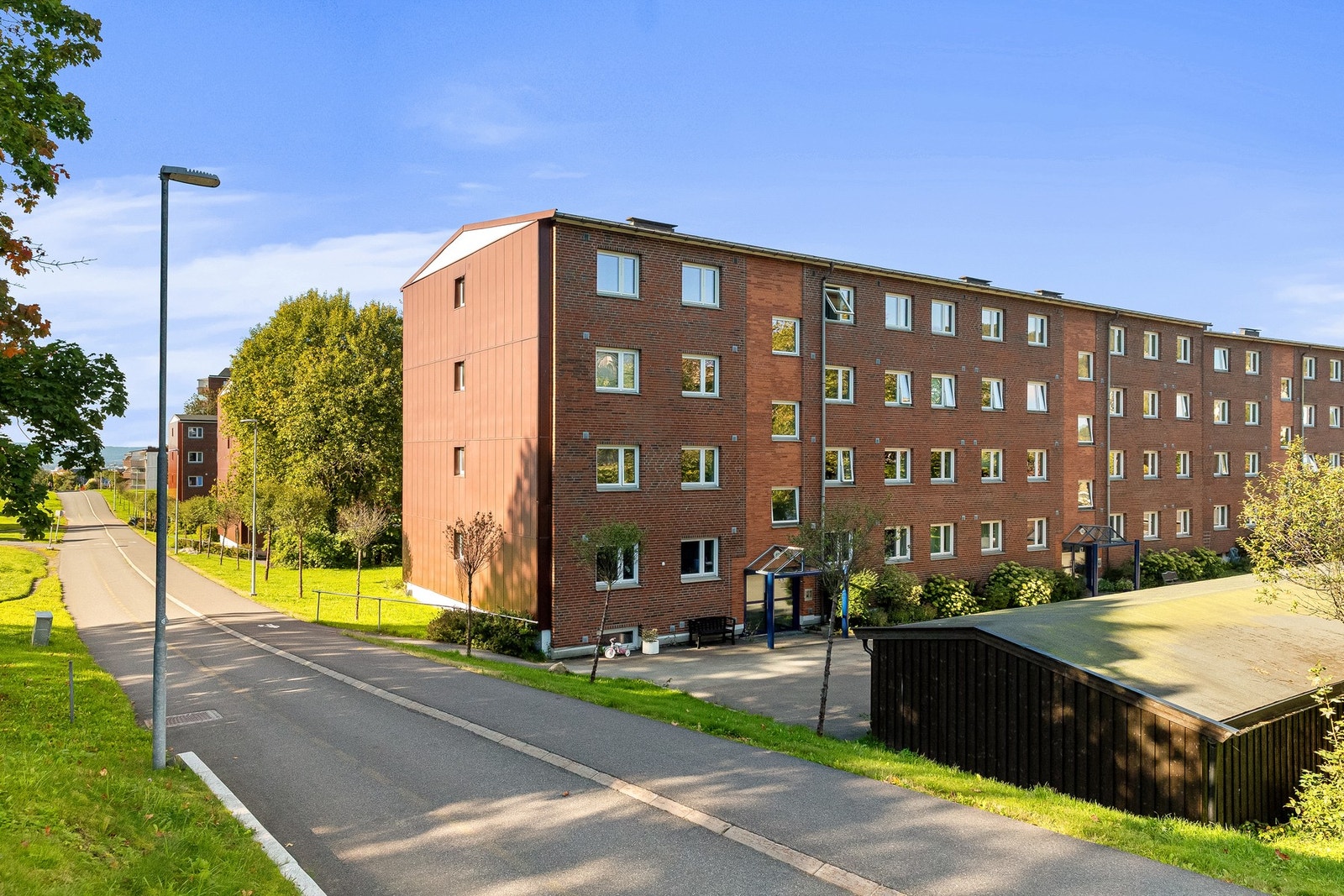 Sykkelstativer finner du utenfor hver blokk og i de aller fleste kjellere. Barnevogner kan lagres på angitte plasser i kjeller. Galleribilde