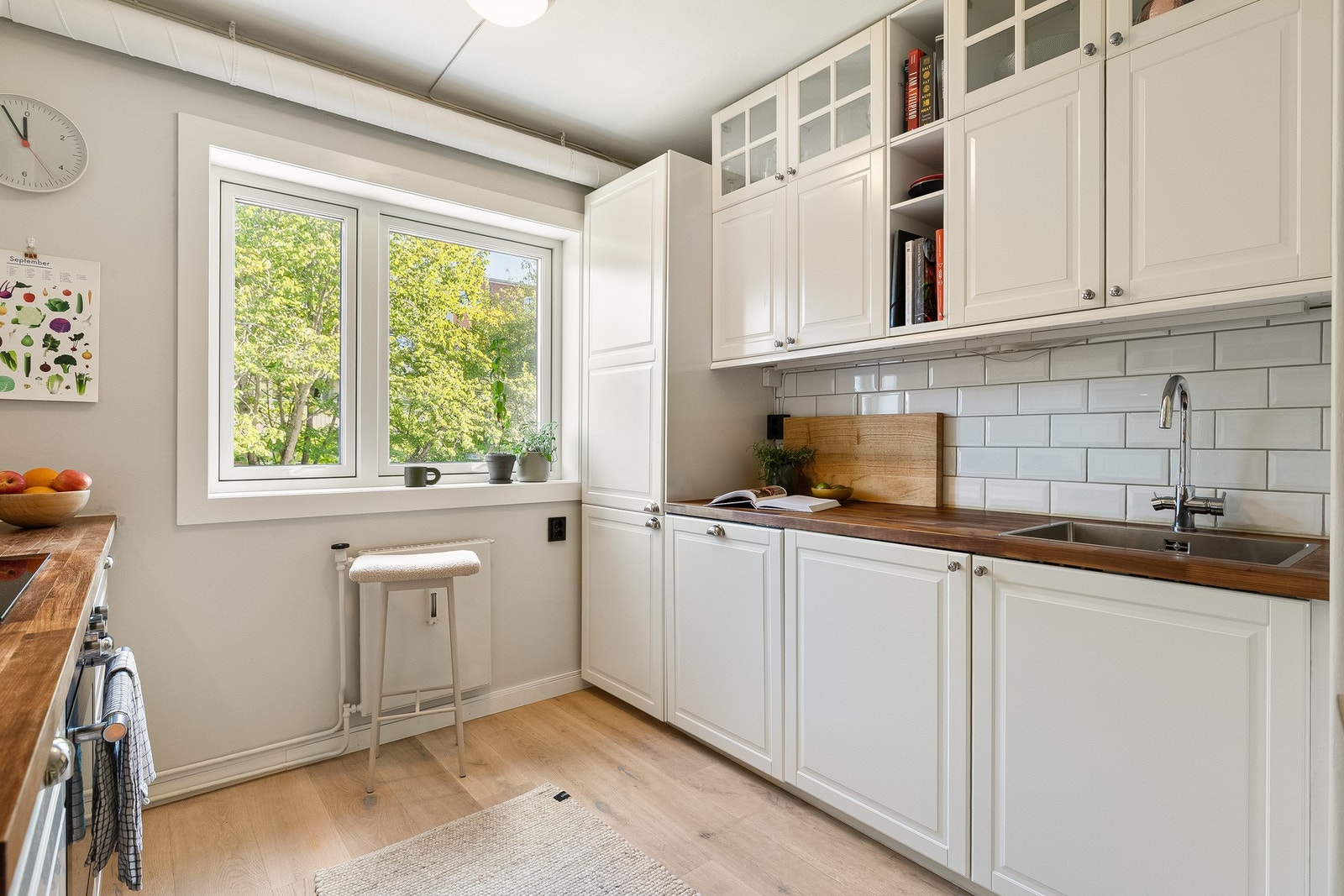 Leiligheten har en stor separat kjøkkensone med stilren kjøkkeninnredning fra 2014, levert av IKEA. Galleribilde