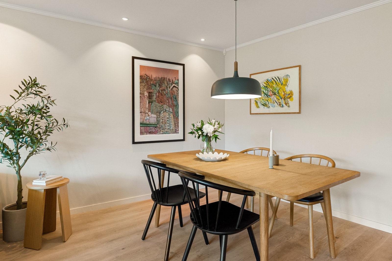 Leiligheten har god plass til spisestue. Galleribilde