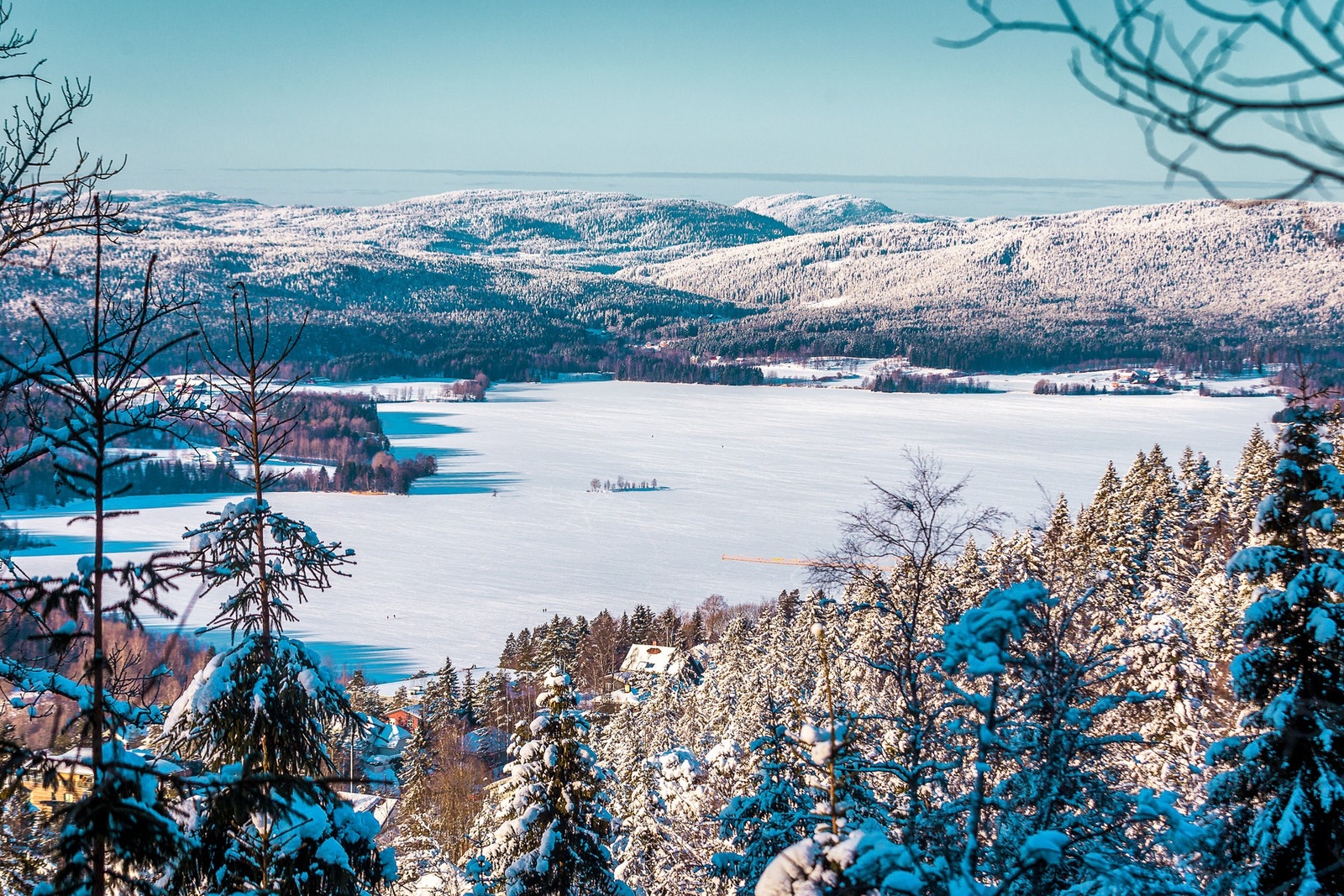Her bor du med umiddelbar nærhet til idylliske marka med flere badevann, fantastiske skiløyper om vinteren, samt et eldorado av sykkel- og turløyper på sommerstid. Galleribilde