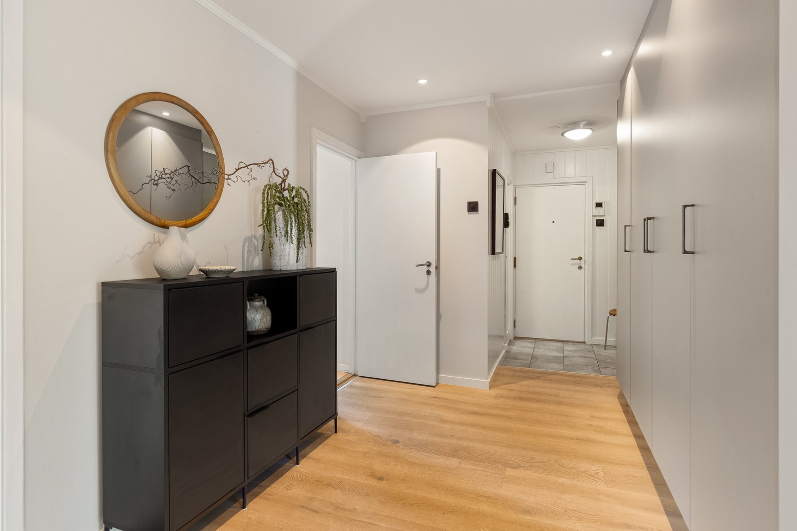 Fra entré/gang har man direkte adgang til alle rommene i leiligheten hvor entréen/gangen fungerer som et flott bindeledd mellom rommene. Galleribilde