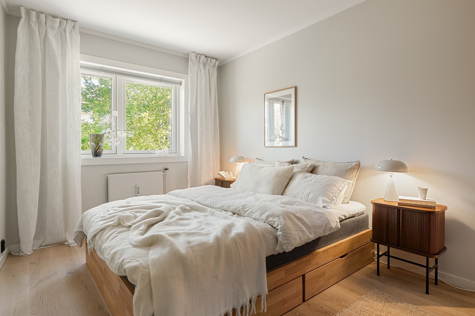 Stort hovedsoverom utstyrt med skyvedørsgarderobe. Galleribilde