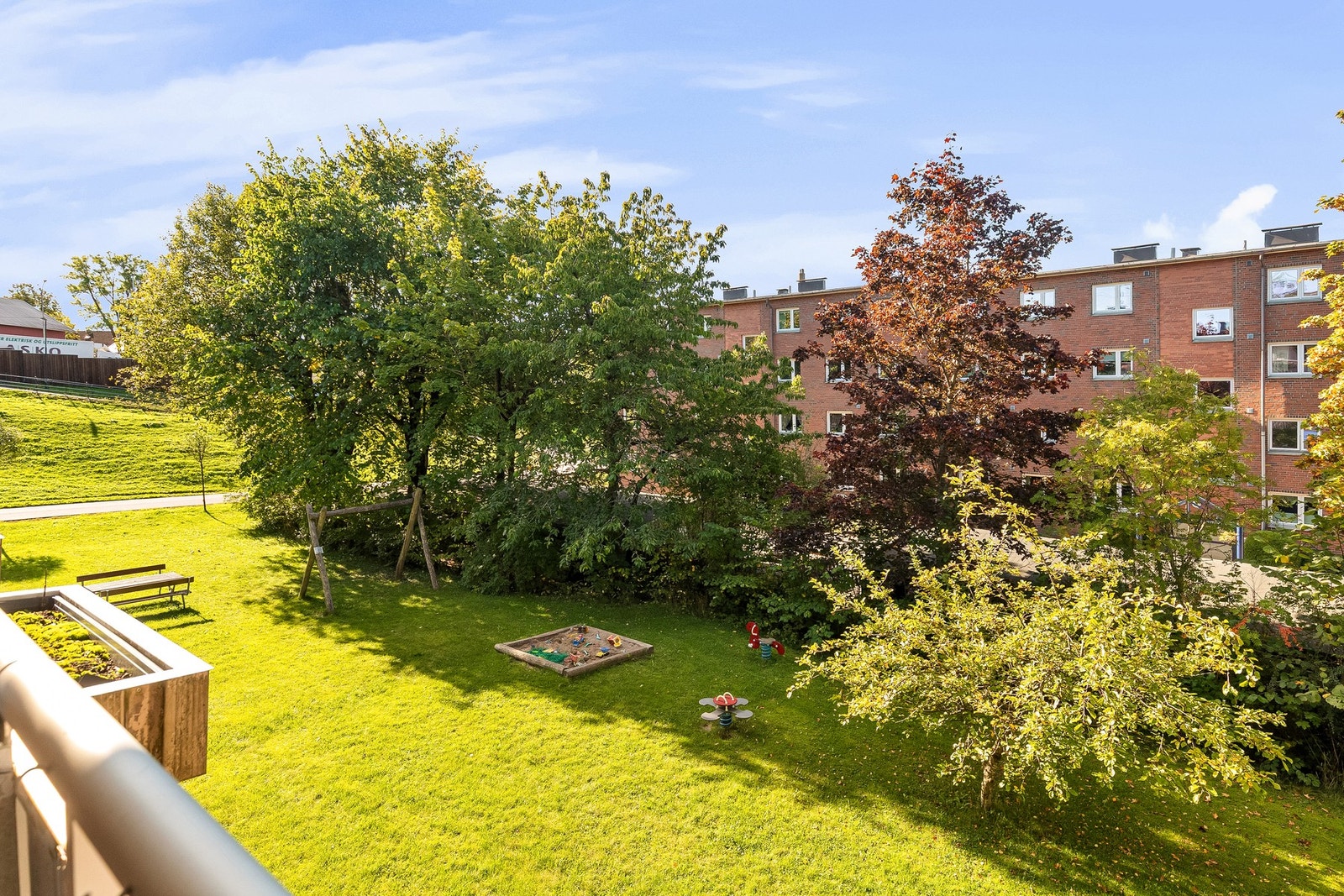 Fra stuen kan du tre ut på vestvendt balkong på hele 8 m² hvor du kan nyte fantastiske solforhold og hyggelig utsyn over borettslagets grønne, parkmessige fellesarealer. Galleribilde