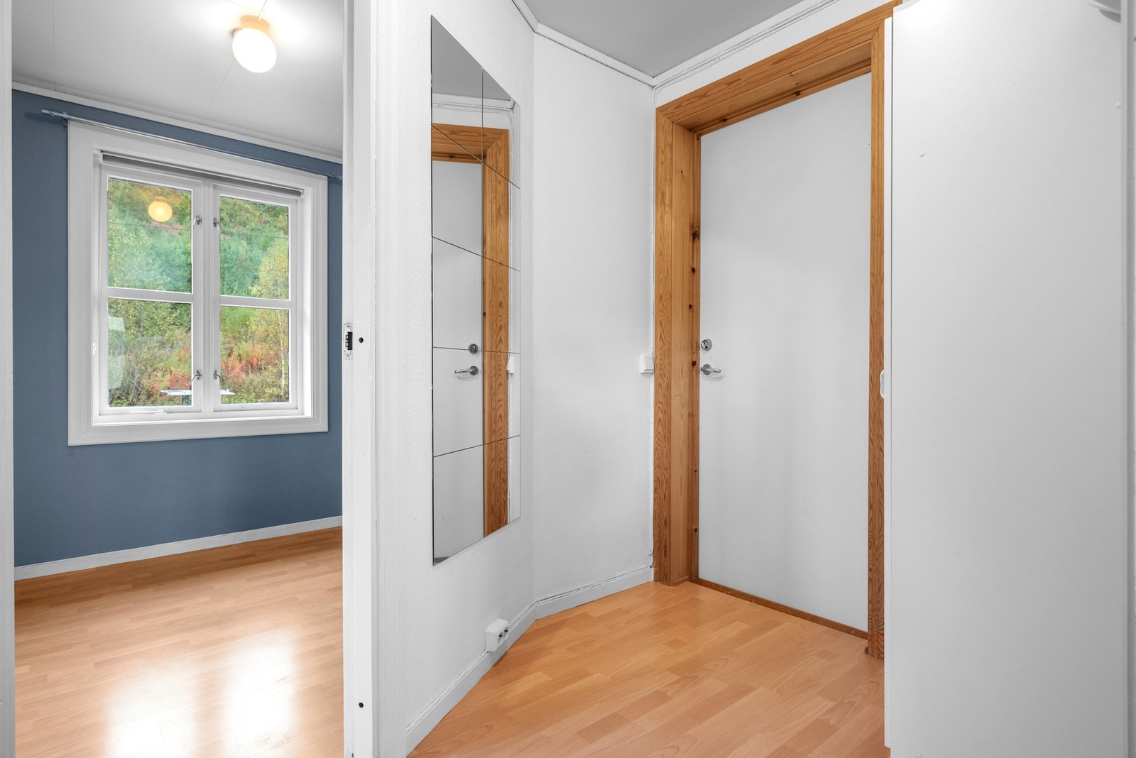 Entre med garderobeskap og god plass til ytterklær og sko. Galleribilde