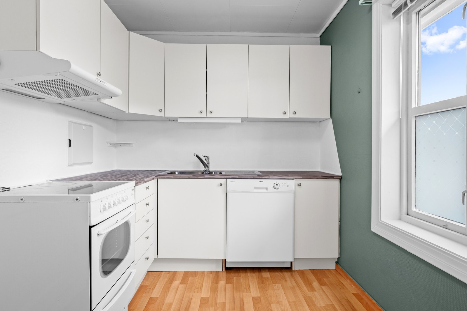 Kjøkkenet framstår som lyst og hyggelig med mye skapplass. Galleribilde