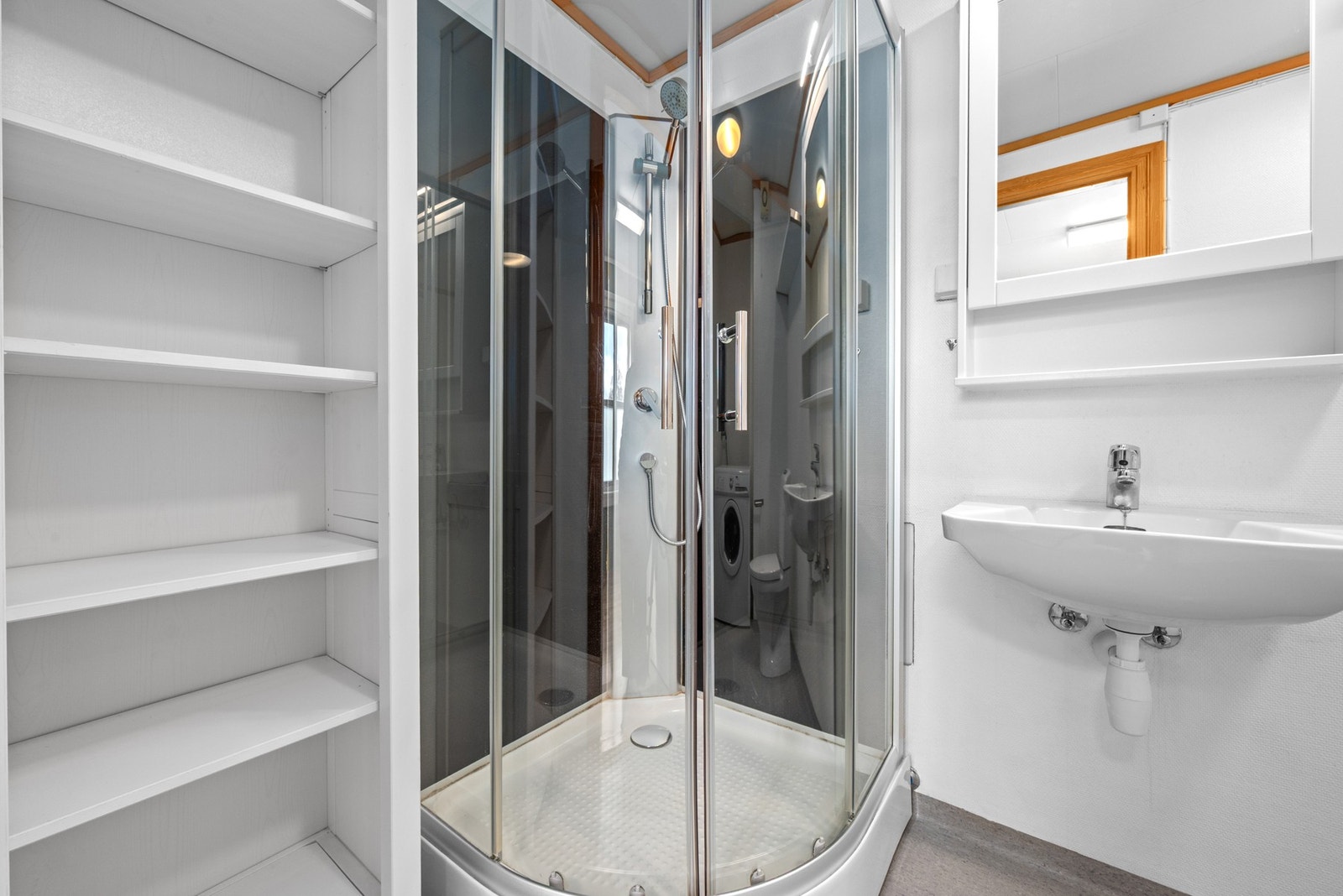 Badet er på ca. 4,5 kvm, med gulvvarme. Galleribilde