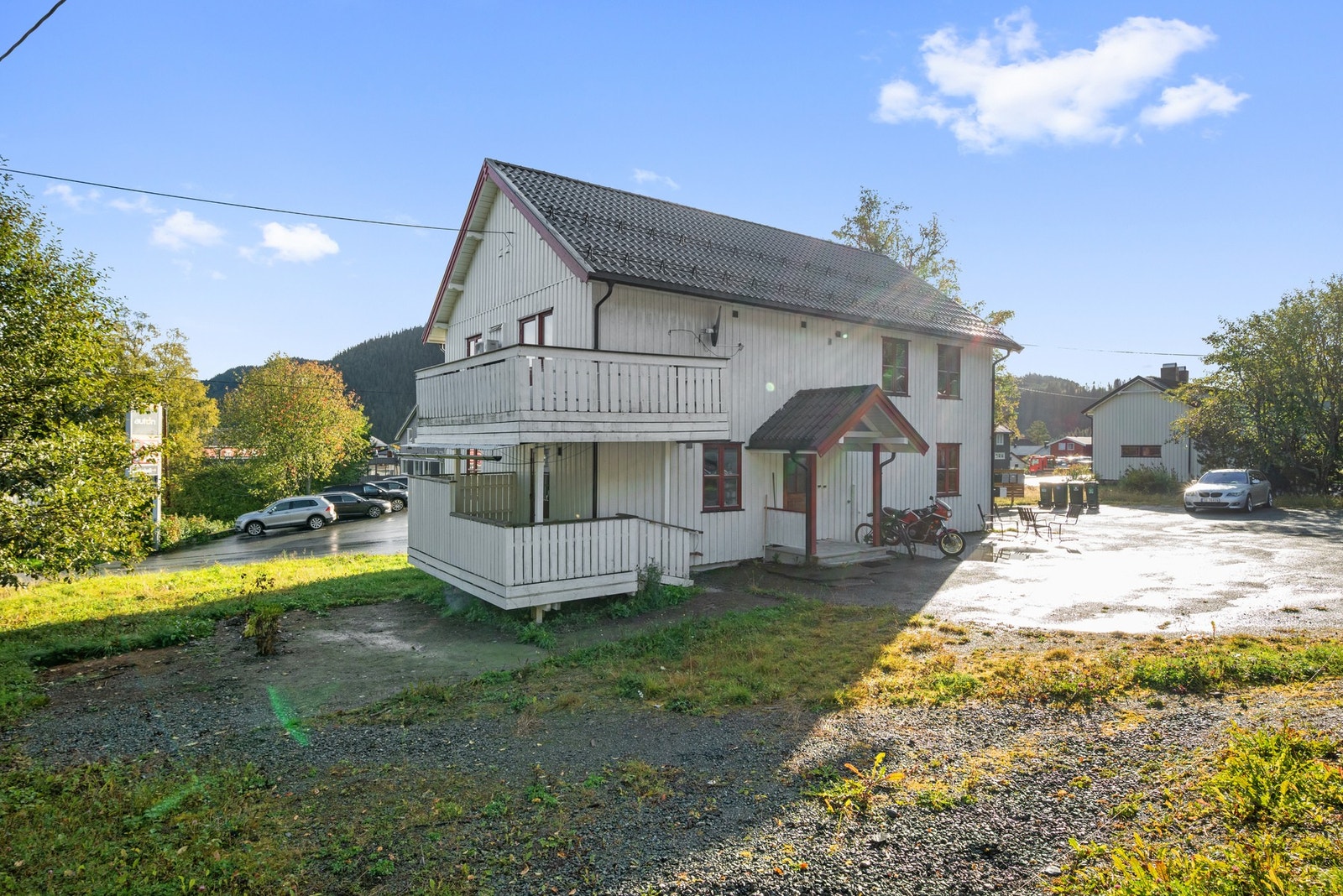 Leilighetene har felles inngangsparti og adkomst til kjeller. Galleribilde