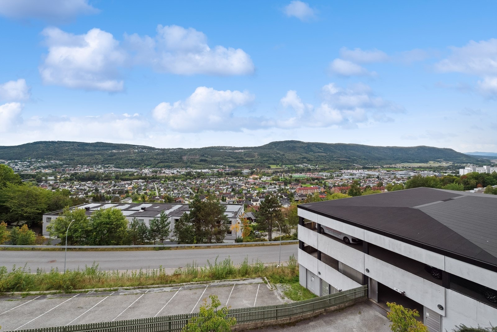Eiendommen har en attraktiv beliggenhet i høyden på Åssiden. Rolige og naturskjønne omgivelser i et etablert boligområde. Galleribilde