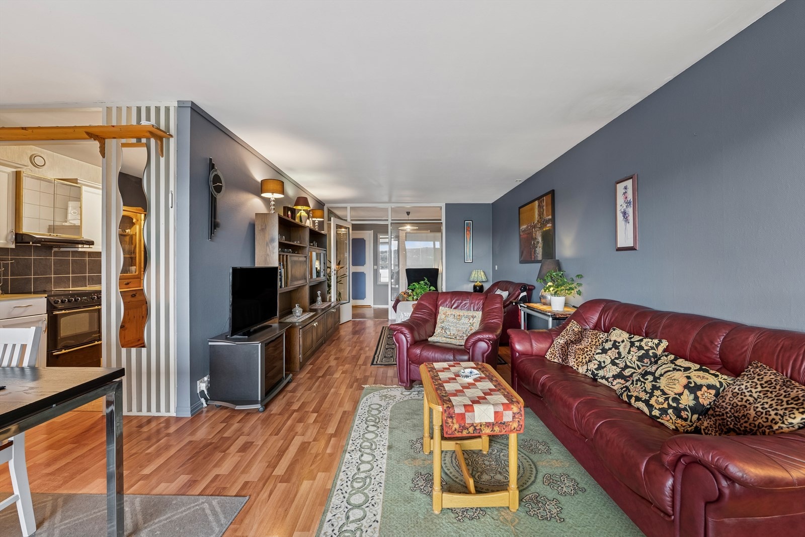 Overflater er malt i en behagelig blåfarge og gulvet har praktisk laminat. Galleribilde