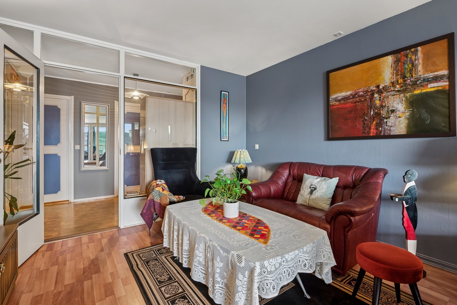 Det er montert glassvegg mot gangen, slik at også dette rommet får fint daglys inn. Galleribilde