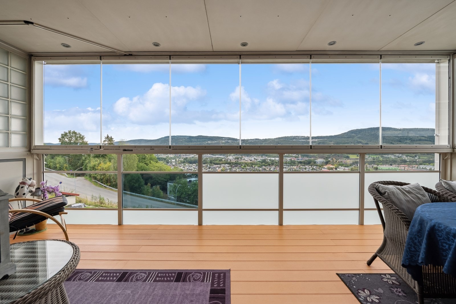 Fra stuen er det utgang til en herlig innglasset balkong, med bruksareal på 15 kvm. Galleribilde