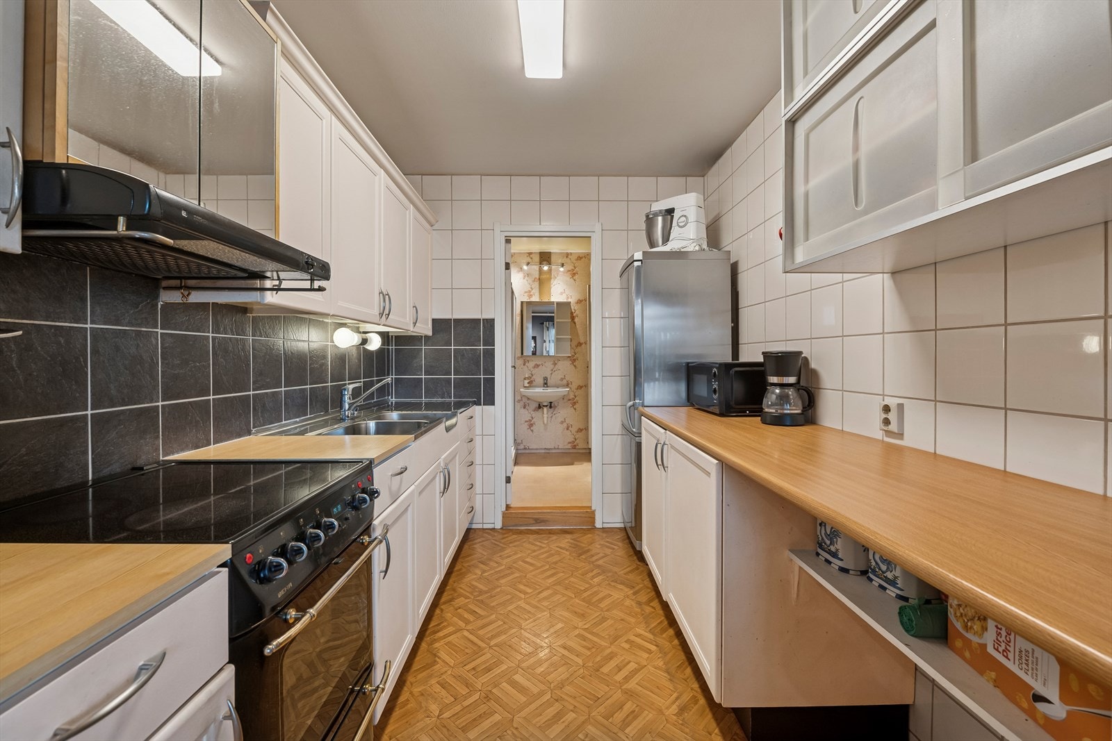 Fra kjøkkenet er det også direkte adkomst til bad/vaskerom. Det er også adkomst til bad/vaskerom fra gangen. Galleribilde