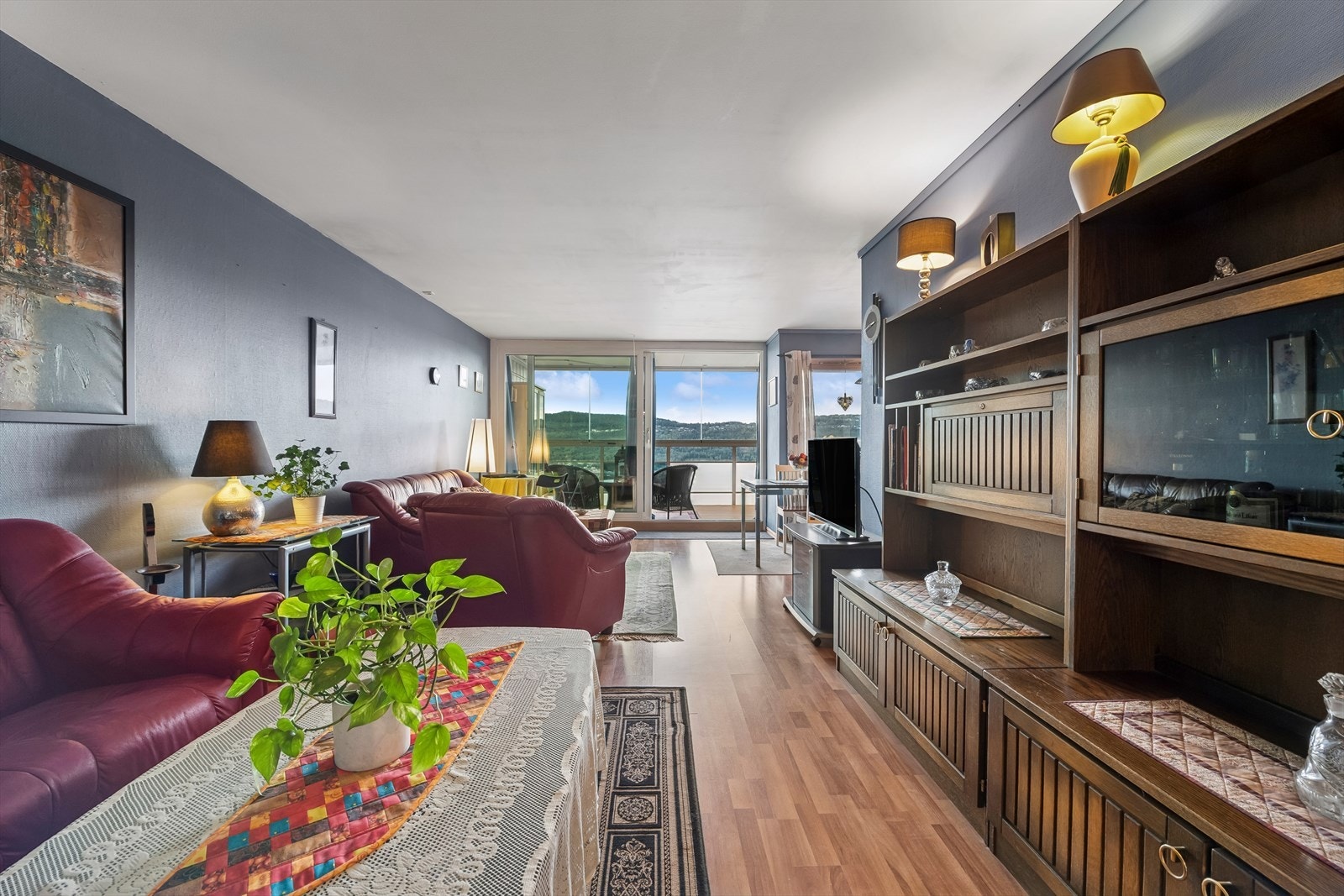 Stuen har godt med naturlig lysinnslipp gjennom de store vindusflatene i rommet. Galleribilde