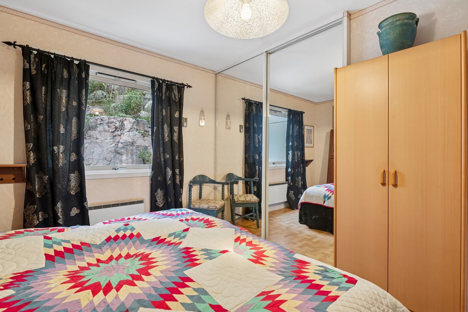 Soverom 1. Det finnes gode oppbevaringsmuligheter på alle soverommene. Galleribilde