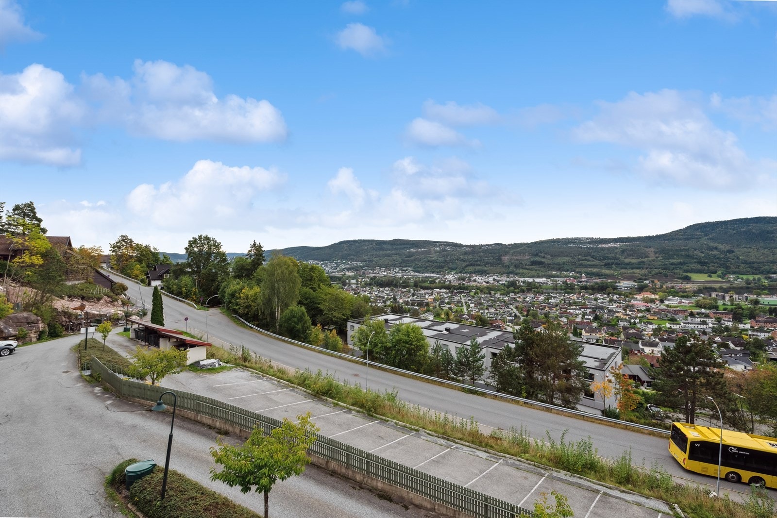 Umiddelbar nærhet til skogen/marka med turterreng hele året. Kort vei til barnehager, skoler og dagligvareforretning. Gangavstand til bussholdeplass. Galleribilde