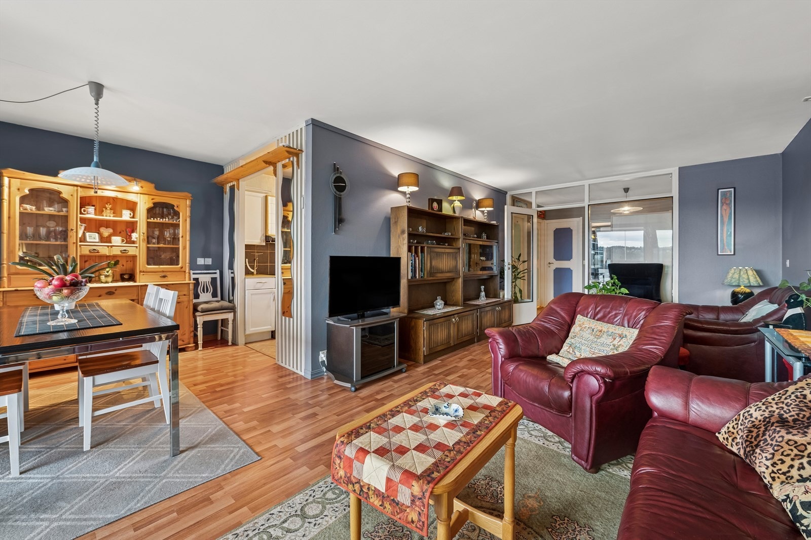 Stuens utforming gjør det enkelt å innrede i ulike soner. Galleribilde