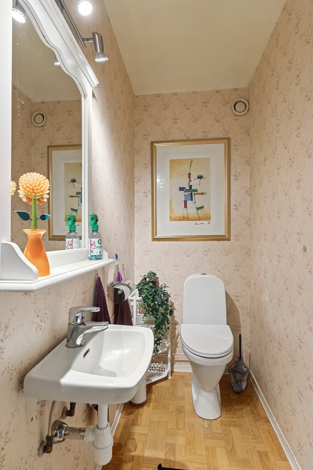 Separat toalettrom beliggende vegg-i-vegg med bad/vaskerom. Galleribilde