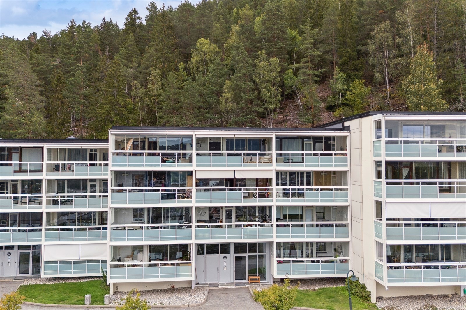 Leiligheten ligger i 3. etasje og har et internt bruksareal på 97 kvm. Eksklusiv bruksrett til bod i kjeller samt p-plass i felles garasjehus. Galleribilde