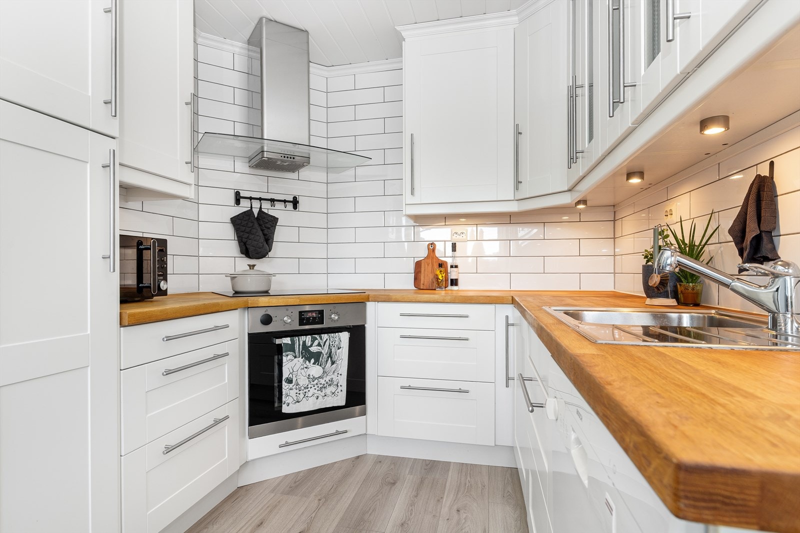 Kjøkken med integrerte hvitevarer Galleribilde