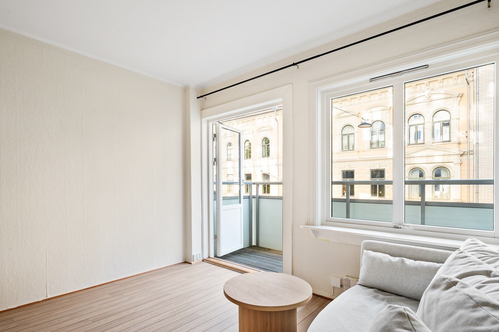 Fra stuen er det adkomst til leilighetens balkong. Galleribilde