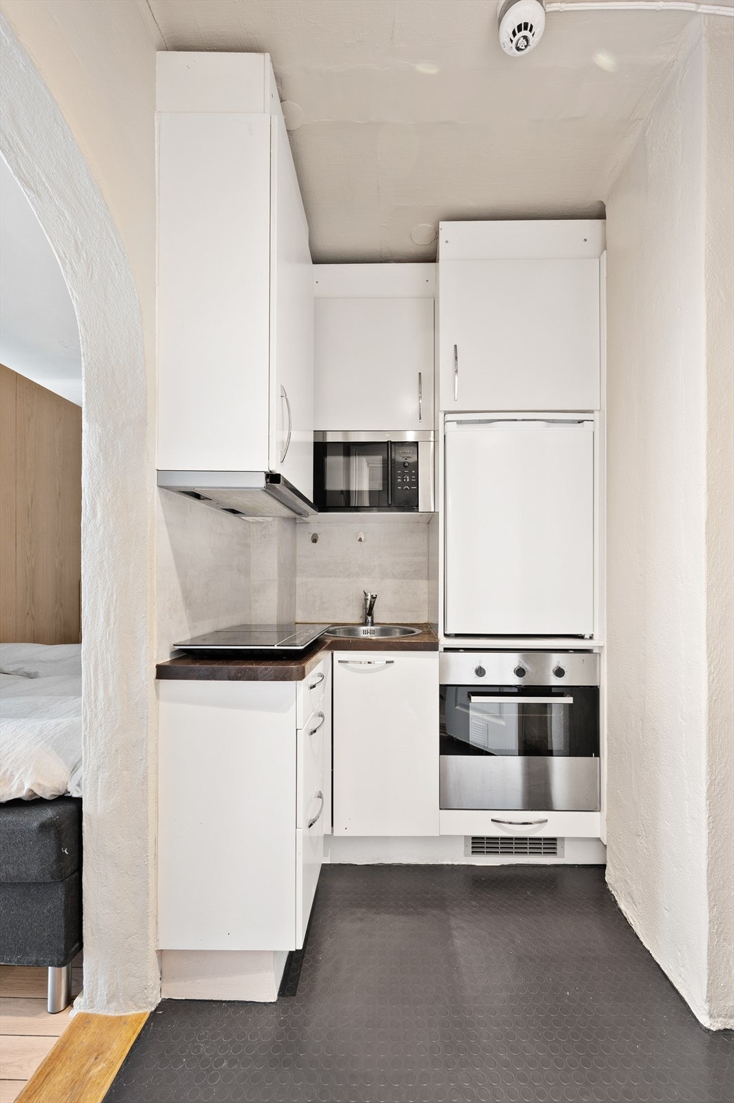 Praktisk kjøkken med integrert stekeovn og mikro, portabel koketopp, kjøleskap. Galleribilde