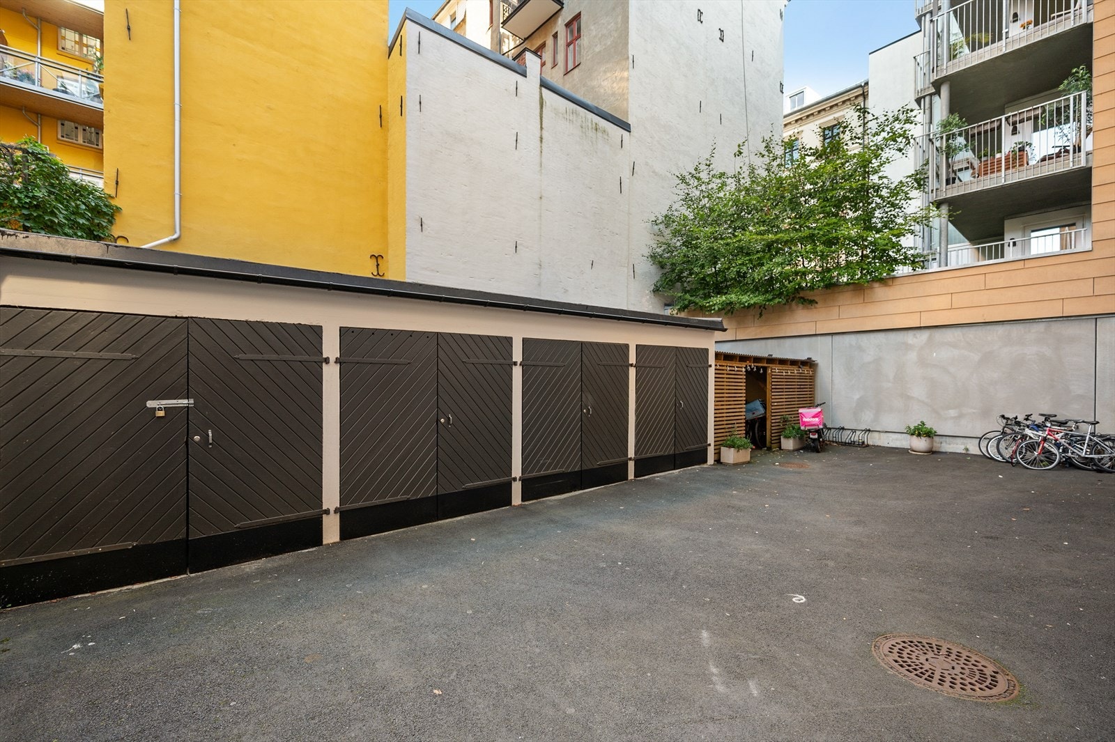Garasjeplasser leies ut etter venteliste. Det er sykkelparkering i utendørs bod ved siden av garasjene. Galleribilde